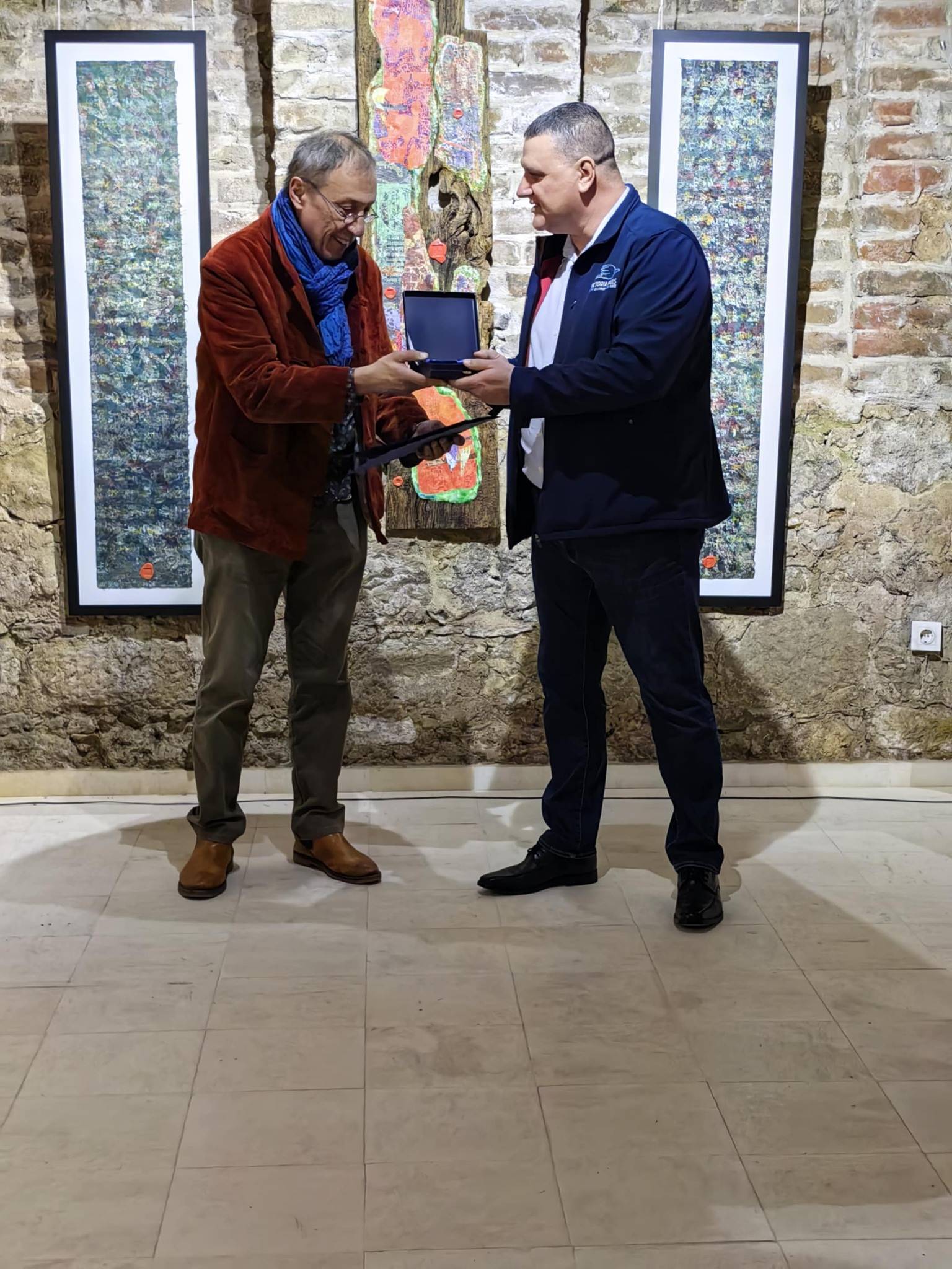 Кметът Росен Добрев (вдясно)